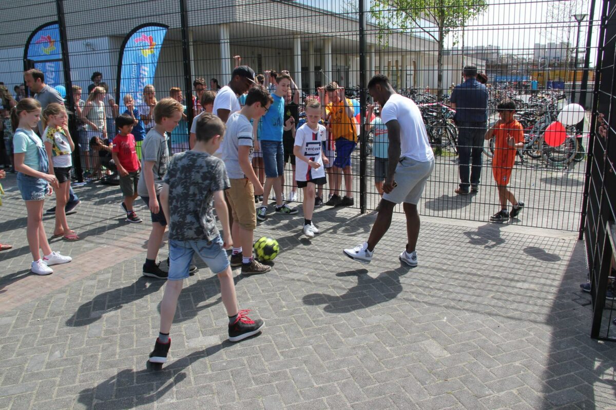 Waarom wij voor veel pannakooien nog steeds gewone betontegels adviseren 2 Pannakooi in Tilburg met de profvoetballers van Willem 2 op schoolplein